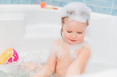 küçük kız kendini kafasına sabunla banyo, yıkama