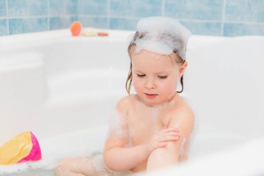 küçük kız kendini kafasına sabunla banyo, yıkama