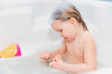 banyo litlle kız