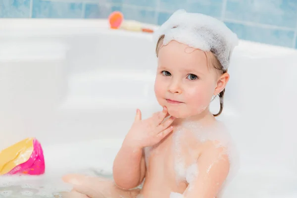 Kleines Mädchen Wäscht Sich Badewanne Mit Seife Auf Dem Kopf — Stockfoto