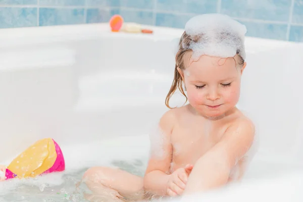 Kleine Mädchen beim Baden — Stockfoto