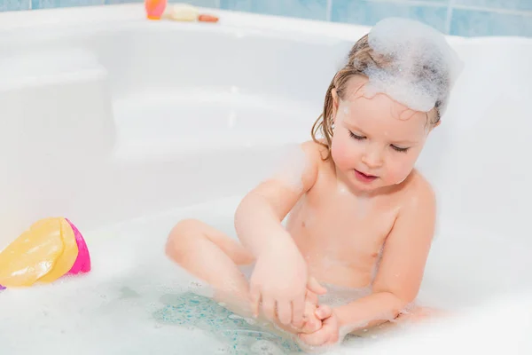 Kleine Mädchen beim Baden — Stockfoto