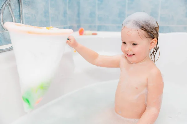 Kleine Mädchen beim Baden — Stockfoto