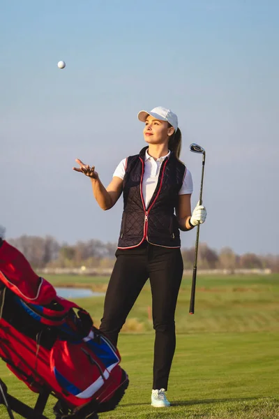 Junge schöne Frau trainiert im Herbst Golf Stockbild
