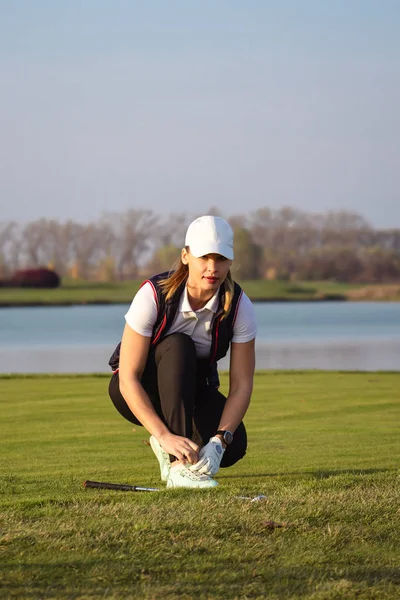 Jovem bela mulher está treinando golfe no outono — Fotografia de Stock
