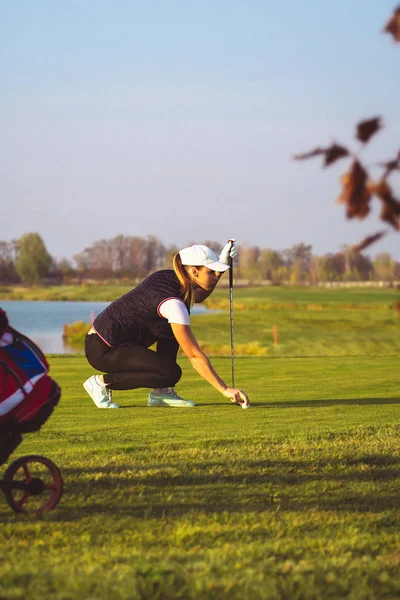 Jovem bela mulher está treinando golfe no outono — Fotografia de Stock