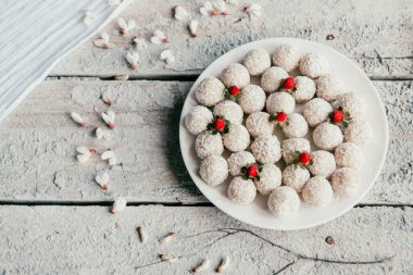 Ahşap arka planda çiğ şeker