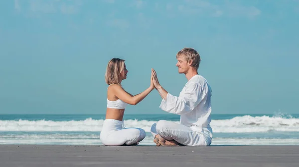 Gelukkig Jongen Meisje Zitten Oever Van Zee Van Liefde — Stockfoto