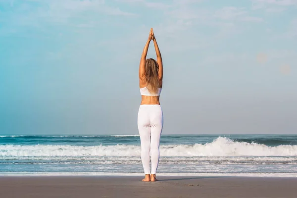 Meisje Witte Kleren Staat Aan Kust Doet Yoga Meditatie — Stockfoto