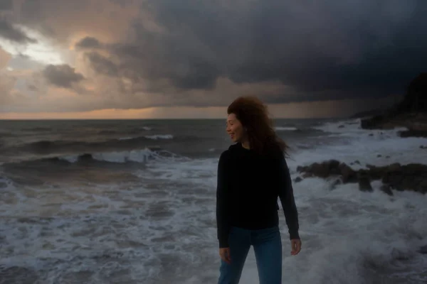 폭풍을 배경으로 서 있는 소녀 — 스톡 사진