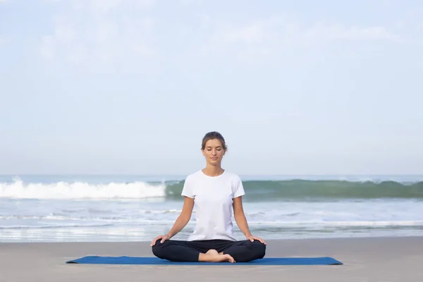 Een Jong Meisje Het Strand Die Yoga Doet Witte Kleren — Stockfoto