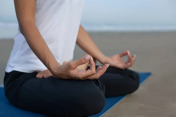 Een Meisje Mediteert Het Strand Handen Wijs India — Stockfoto