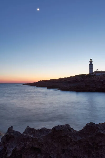 Lange Belichtung Bei Sonnenuntergang Mit Seidigem Meer Vor Dem Leuchtturm — Stockfoto