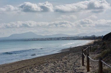 Kıyı, deniz ve dağ manzarası Colonia de Sant Pere ve Kaptan Farrutx 'a bakıyor. Bakış açısı: Sa Canova Playa Virgin, Mallorca, Balear Adaları, İspanya.