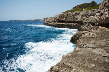Mallorca torre porto petrolündeki küçük deniz feneri, su aktiviteleri