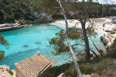 Mallorca 'da Es Pontas, Akdeniz' e demir atmış bir tekne. Santanyi yakınlarında yatı ve kaya kemeri olan Mayorka Gündoğumu. Mayorka Cala Llombards Santanyi plajı Mallorca