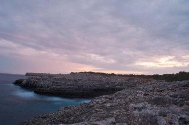 kayalar ve Porto Colom deniz feneri, Avrupa, İspanya, Balearic Adaları, Mallorca. Porto Colom. Rıhtım boyunca yürüyün. deniz feneri.