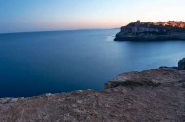 Cala Figuera - Cala Figuera, Mallorca, İspanya 'daki güzel kıyı şeridi ve eski deniz fenerinin manzarası