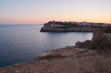 Cala Figuera - Cala Figuera, Mallorca, İspanya 'daki güzel kıyı şeridi ve eski deniz fenerinin manzarası