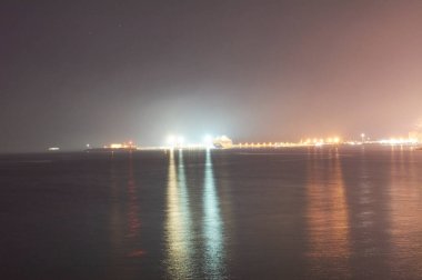 Palma de Mallorca 'nın aydınlık limanı Parc de la Mar, İspanya' dan görüldü
