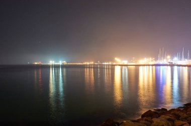 Palma de Mallorca 'nın aydınlık limanı Parc de la Mar, İspanya' dan görüldü