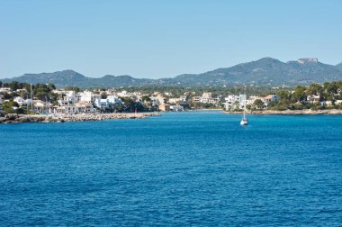 Mallorca torre porto petrolündeki küçük deniz feneri, su aktiviteleri