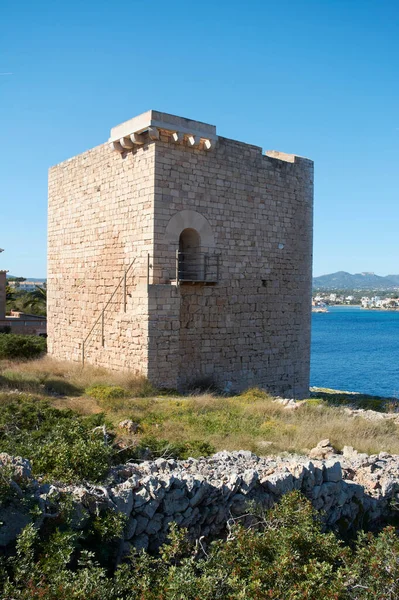 Paisaje Mediterráneo Una Mañana Soleada Nebulosa Torre Medieval Primer Plano — Foto de Stock