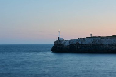 Porto Petro Köyü, Mayorka, Balearic Adaları, İspanya, Avrupa, gece Marina 'daki bir yelkenliden görüldüğü gibi