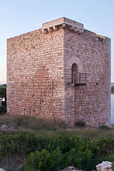 Paisaje Mediterráneo Una Mañana Soleada Nebulosa Torre Medieval Primer Plano — Foto de Stock