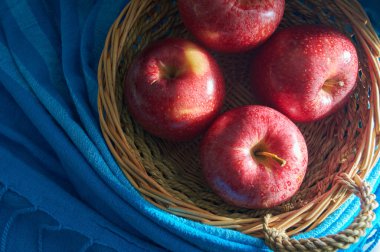 Mavi arkaplanlı kırmızı elmalar.