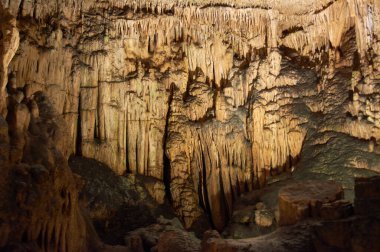 Cueva del Drach 'ta sürekli döngü içinde büyüme ve küçülme, kireçtaşı oluşumları, sarkıtlar, dikitler, sütunlar, epelevrenler