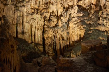 Cueva del Drach 'ta sürekli döngü içinde büyüme ve küçülme, kireçtaşı oluşumları, sarkıtlar, dikitler, sütunlar, epelevrenler
