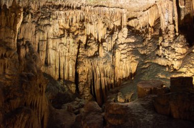 Cueva del Drach 'ta sürekli döngü içinde büyüme ve küçülme, kireçtaşı oluşumları, sarkıtlar, dikitler, sütunlar, epelevrenler