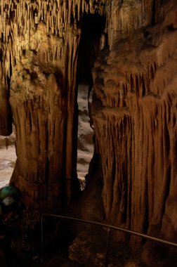 Cueva del Drach 'ta sürekli döngü içinde büyüme ve küçülme, kireçtaşı oluşumları, sarkıtlar, dikitler, sütunlar, epelevrenler