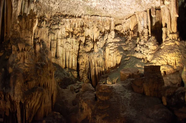 Cueva del Drach 'ta sürekli döngü içinde büyüme ve küçülme, kireçtaşı oluşumları, sarkıtlar, dikitler, sütunlar, epelevrenler