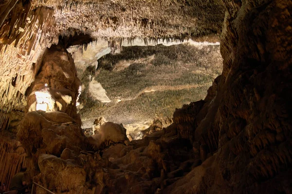 Cueva del Drach 'ta sürekli döngü içinde büyüme ve küçülme, kireçtaşı oluşumları, sarkıtlar, dikitler, sütunlar, epelevrenler