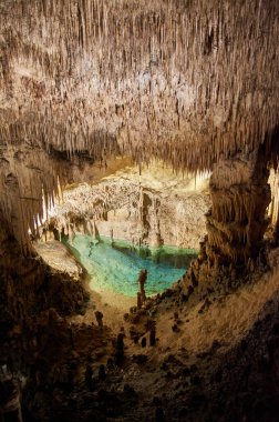 Cueva del Drach 'ta sürekli döngü içinde büyüme ve küçülme, kireçtaşı oluşumları, sarkıtlar, dikitler, sütunlar, epelevrenler