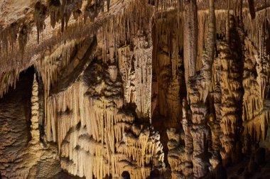 Cueva del Drach 'ta sürekli döngü içinde büyüme ve küçülme, kireçtaşı oluşumları, sarkıtlar, dikitler, sütunlar, epelevrenler