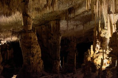 Cueva del Drach 'ta sürekli döngü içinde büyüme ve küçülme, kireçtaşı oluşumları, sarkıtlar, dikitler, sütunlar, epelevrenler