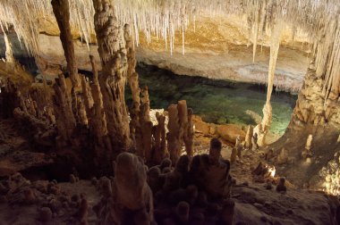 Cueva del Drach 'ta sürekli döngü içinde büyüme ve küçülme, kireçtaşı oluşumları, sarkıtlar, dikitler, sütunlar, epelevrenler