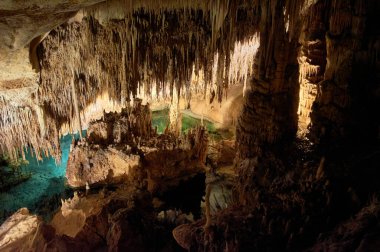 Cueva del Drach 'ta sürekli döngü içinde büyüme ve küçülme, kireçtaşı oluşumları, sarkıtlar, dikitler, sütunlar, epelevrenler