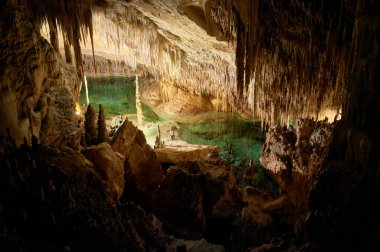 Cueva del Drach 'ta sürekli döngü içinde büyüme ve küçülme, kireçtaşı oluşumları, sarkıtlar, dikitler, sütunlar, epelevrenler