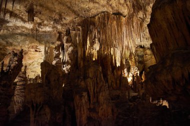Cueva del Drach 'ta sürekli döngü içinde büyüme ve küçülme, kireçtaşı oluşumları, sarkıtlar, dikitler, sütunlar, epelevrenler