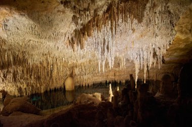 Cueva del Drach 'ta sürekli döngü içinde büyüme ve küçülme, kireçtaşı oluşumları, sarkıtlar, dikitler, sütunlar, epelevrenler