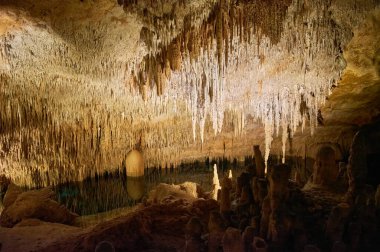 Cueva del Drach 'ta sürekli döngü içinde büyüme ve küçülme, kireçtaşı oluşumları, sarkıtlar, dikitler, sütunlar, epelevrenler