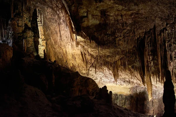Cueva del Drach 'ta sürekli döngü içinde büyüme ve küçülme, kireçtaşı oluşumları, sarkıtlar, dikitler, sütunlar, epelevrenler