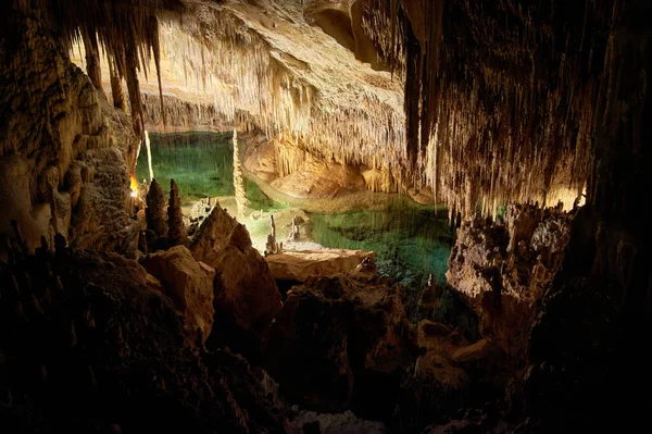 Cueva del Drach 'ta sürekli döngü içinde büyüme ve küçülme, kireçtaşı oluşumları, sarkıtlar, dikitler, sütunlar, epelevrenler