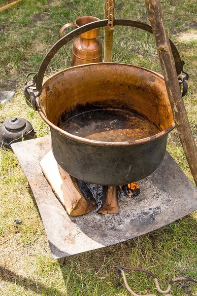 老金属锅汤中的开水 — 图库照片