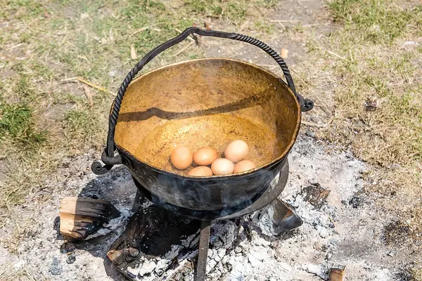 老金属锅里的鸡蛋 — 图库照片