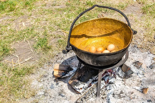 Eski metalik kazan içinde yumurta